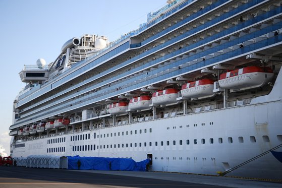 Doi pasageri de pe nava de croazieră Diamond Princess au murit. La bord se află și români