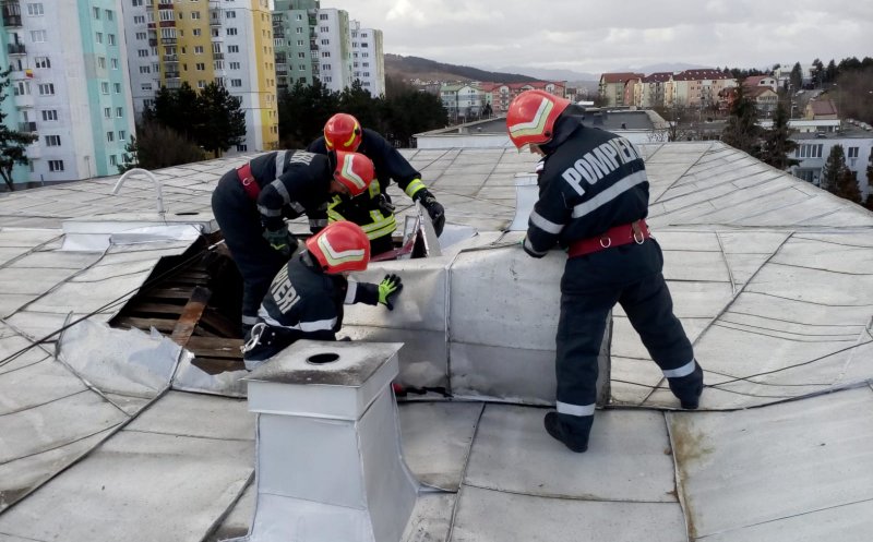 Vântul a doborât copaci, panouri publicitare și a desprins bucăți de tencuială și acoperișuri la Cluj