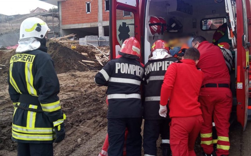 Macara răsturnată pe un șantier din Florești. Macaragiul, grav rănit