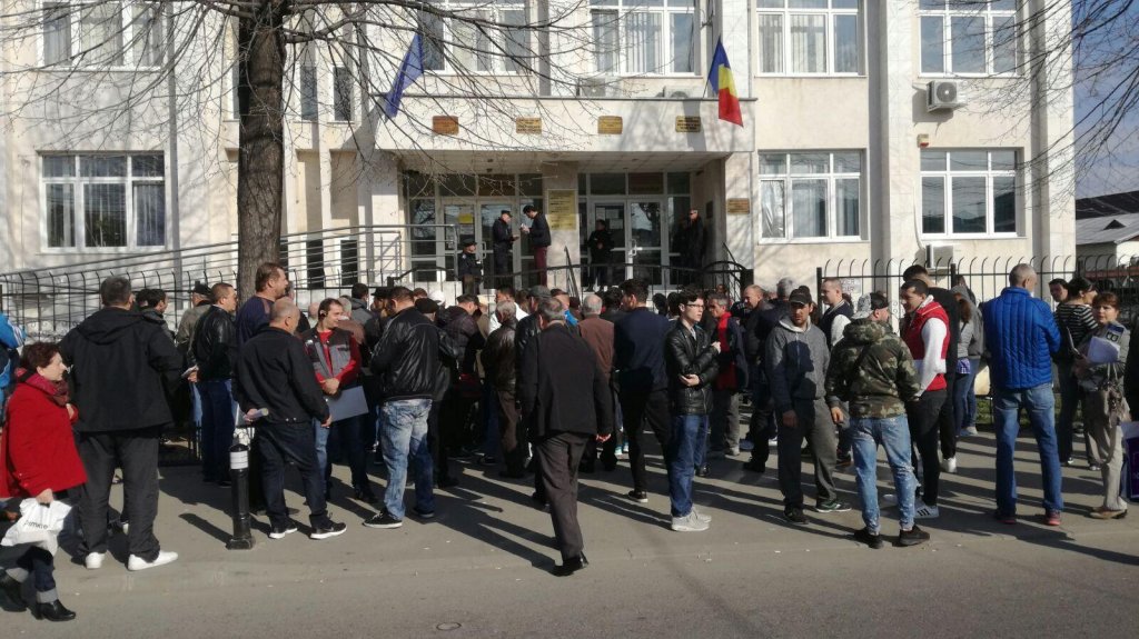 Permisele și înmatriculările auto se mută până la sfârșitul lunii mai