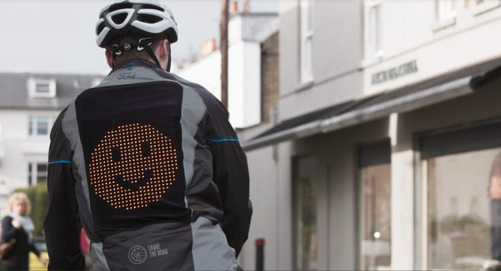 "Jachetă emoji", concepută pentru a-i ajuta pe biciclişti să comunice cu şoferii
