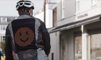 "Jachetă emoji", concepută pentru a-i ajuta pe biciclişti să comunice cu şoferii