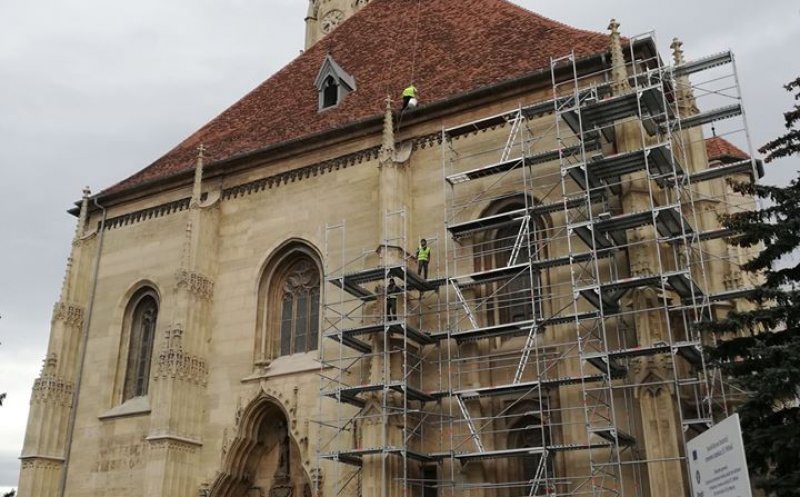 A început demontarea schelelor de pe fațada vestică a Bisericii Sf. Mihail din Cluj