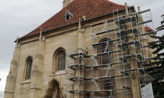 A început demontarea schelelor de pe fațada vestică a Bisericii Sf. Mihail din Cluj
