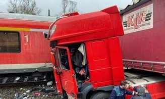 Accident la Bologa cu tren, tir și un autoturism