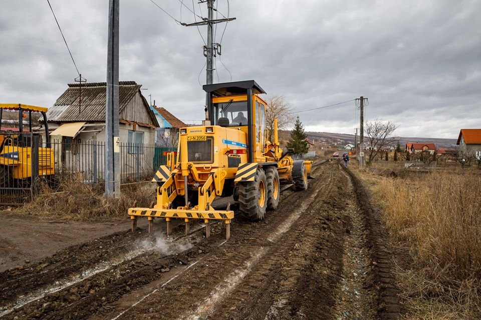 Lucrări de pietruire pe Valea Fânațelor