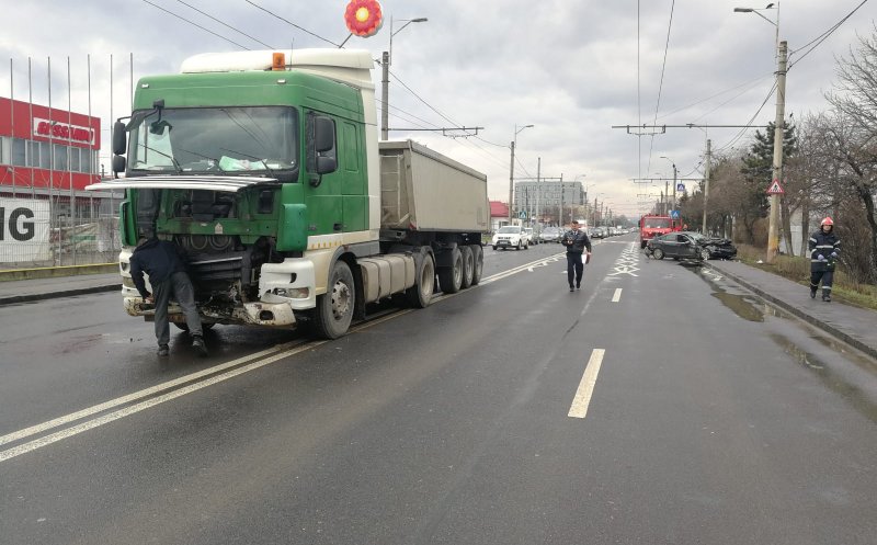 Un TIR s-a ciocnit cu un autoturism pe Traian Vuia. O tânără, rănită ușor