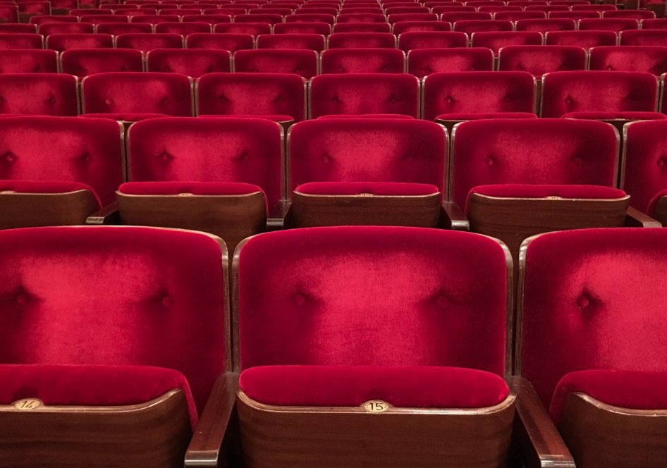 Restricții coronavirus - Maxim 100 de persoane în sălile de teatru, cinema și în biserici