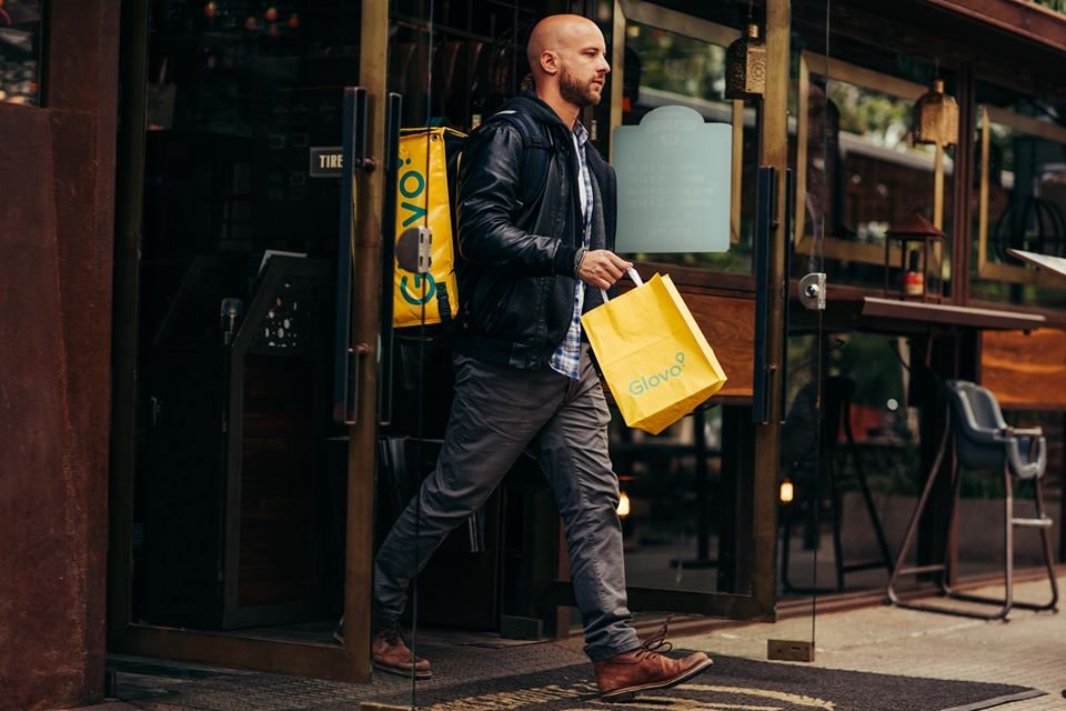 Curierii de la Glovo sistează livrările la hoteluri, centre comerciale, birouri