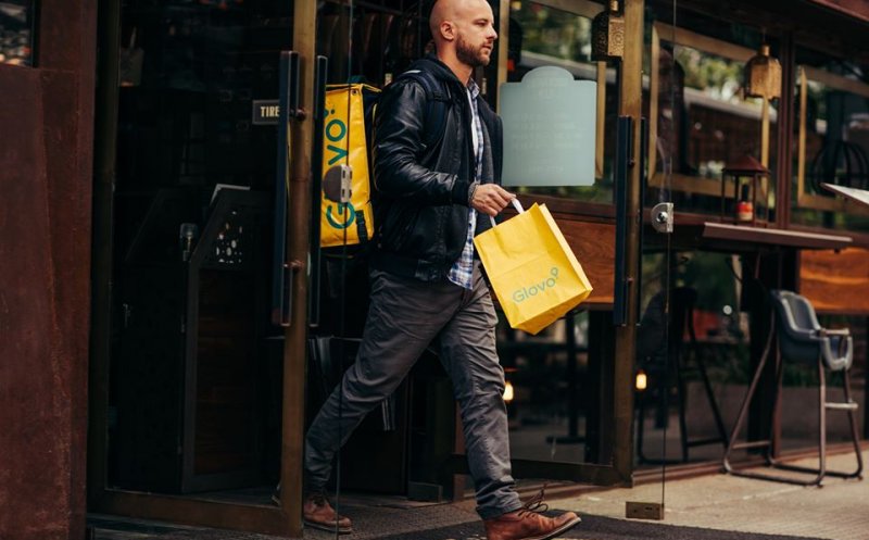 Curierii de la Glovo sistează livrările la hoteluri, centre comerciale, birouri