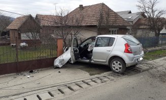 Accident Cluj: A adormit la volan și s-a trezit că a dat jos un stâlp și a rupt un gard