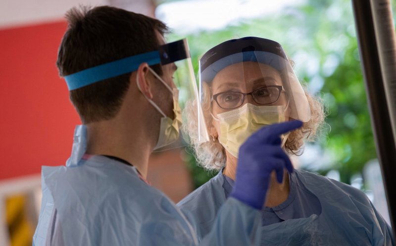 Mai mulţi tineri din Cluj s-au pus pe treabă și fac viziere gratuite pentru medici