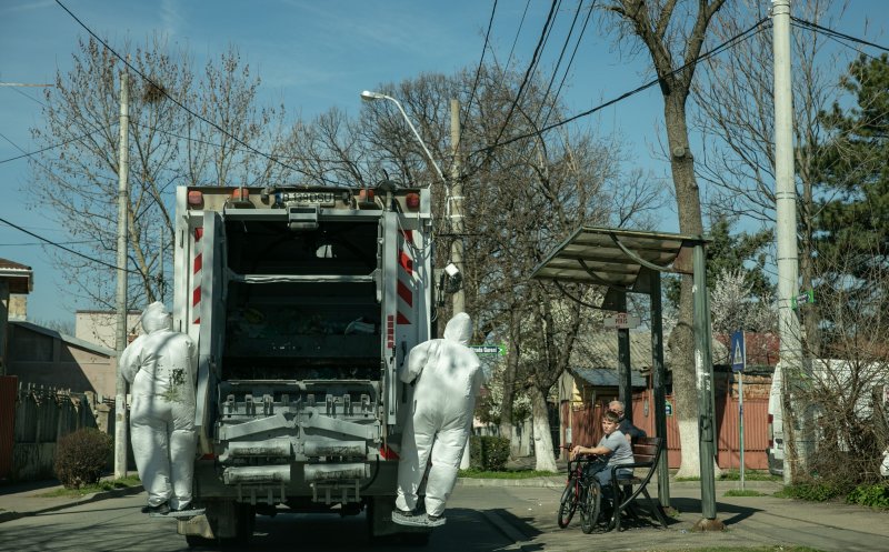 Angajaţii din salubritate se expun coronaviruslui 12 ore pe zi, pentru ca noi să avem străzile curate