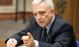 Isărescu: românii au retras numerar aproape 1 miliard de euro