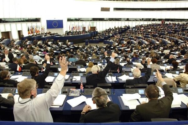 Parlamentul European face apel la cetăţeni să acorde o atenţie deosebită dezinformării online