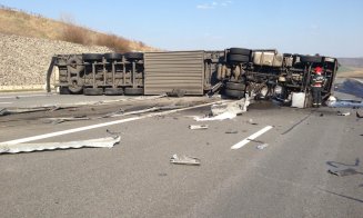 TIR răsturnat pe Autostrada Transilvania. Trafic blocat parțial pe ambele sensuri