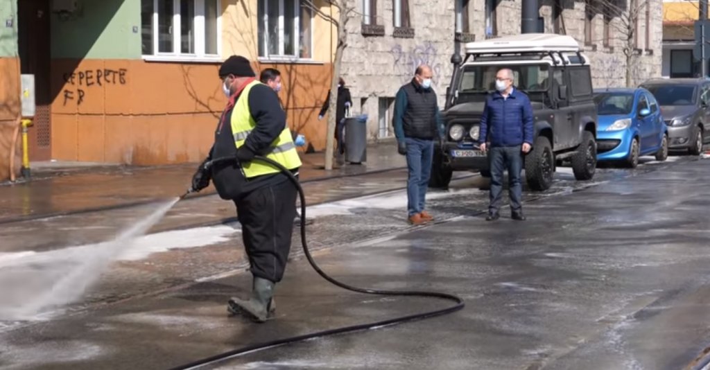 Cluj: Emil Boc a ieșit să verifice cum se curăță străzile
