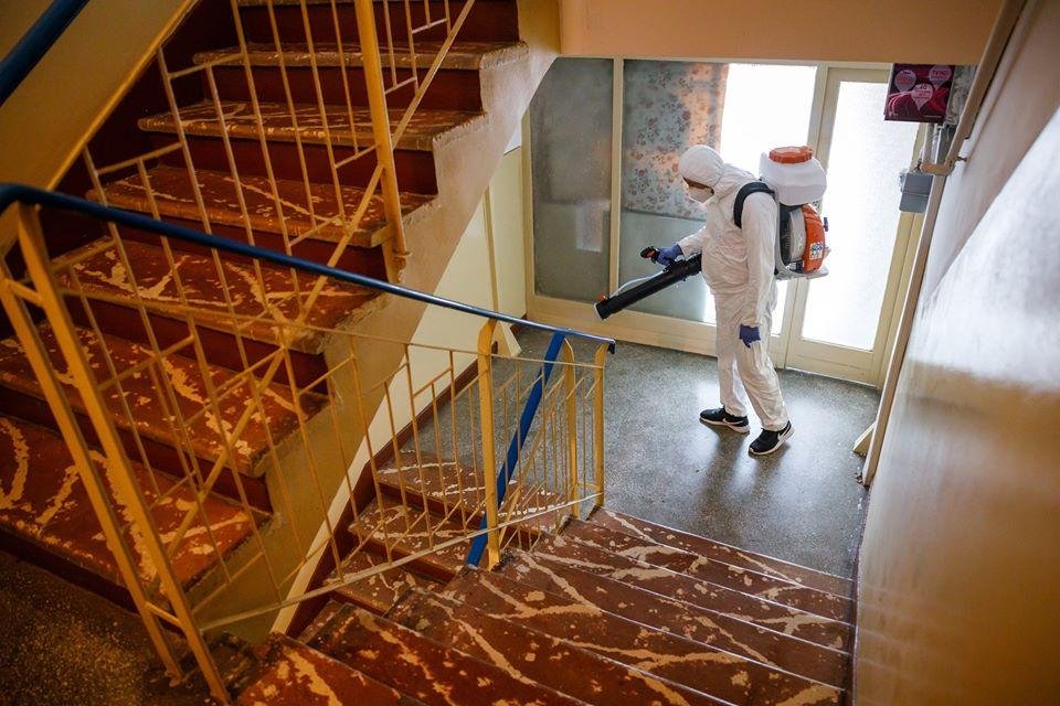 Lista cu adresele la care se face dezinfecția astăzi în Cluj-Napoca. Începe montarea dispozitivelor cu dezinfectant