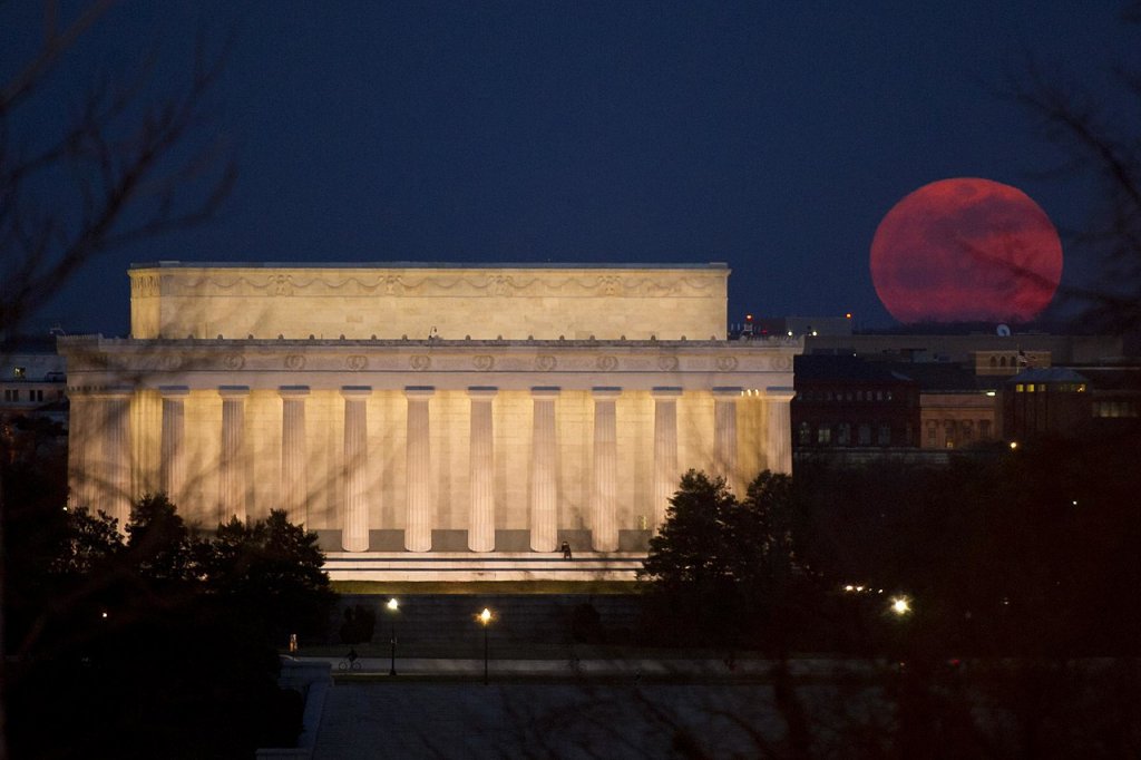 Superluna roz. Fenomenul spectaculos care va fi vizibil pe cer în noaptea aceasta