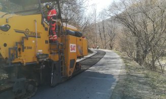 Lucrări pe un drum de munte, limită cu judeţul Alba