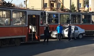 Care erau șansele? Mașină prinsă între două tramvaie în traficul "aglomerat" din centru