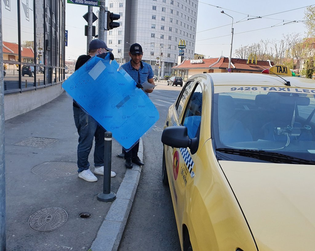 Mii de curse de taxi gratuite pentru medicii și asistenții din Cluj și București