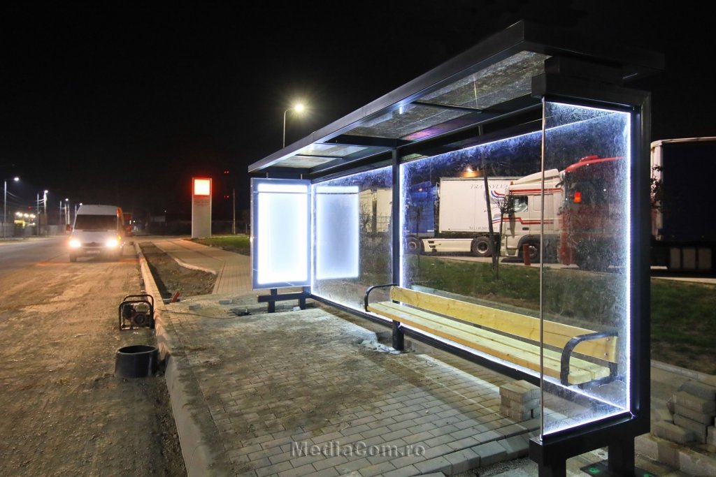 Turda își face stații de autobuz cu panouri fotovoltaice și porturi USB. Vezi cum arată