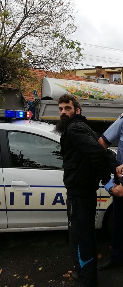 Un bărbat, cu posibile probleme psihice, dă târcoale prin Mănăştur. Ar fi încercat să violeze o tânără