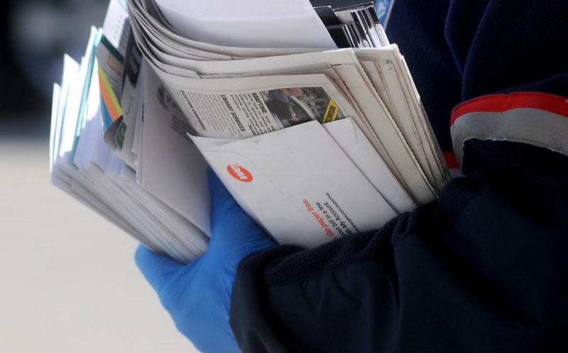Anchetă epidemiologică în cazul poștăriței cu Covid-19. "A purtat mască și mănuși în permanență"