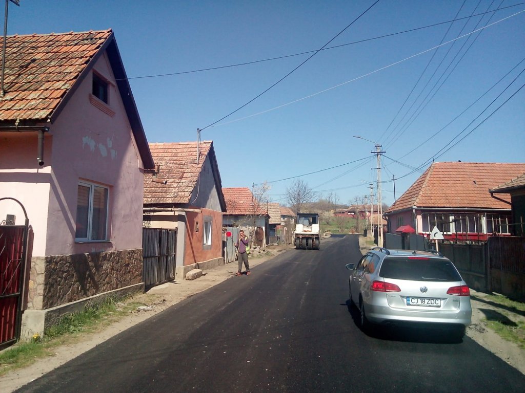 Asfaltarea tronsonului Băișoara – Iara – Surduc – Buru (DN 75) – limită cu județul Alba se apropie în ritm alert de finalizare