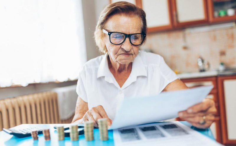 Pensionarii mai primesc trei ore de circulație în afara casei: 19:00-22:00