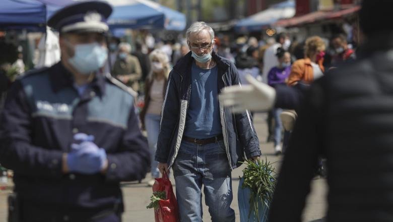 Cum ne împarte pandemia: Cei care pun clor pe preşul de la uşă vs cei care cred că nu li se poate întâmpla lor