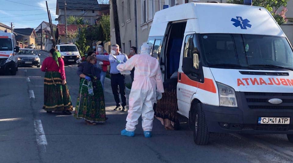 “Festivalul” coronavirusului din Dej: zeci de persoane duse cu ambulanțele la Cluj