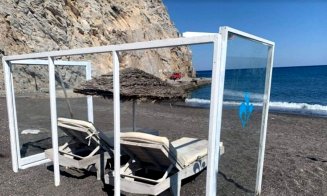 Se schimbă felul în care facem plajă. Primele cabine din plexiglas apar în Santorini