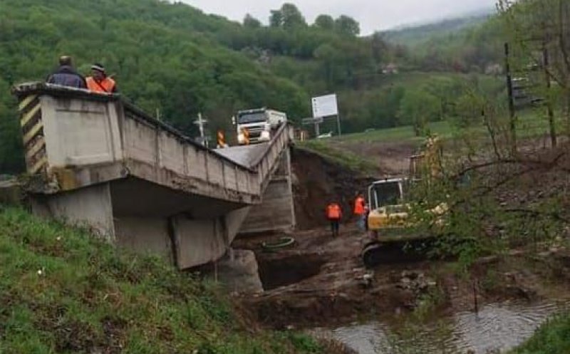 Pod rutier surpat la Valea Drăganului. Se poate circula pe un pod provizoriu