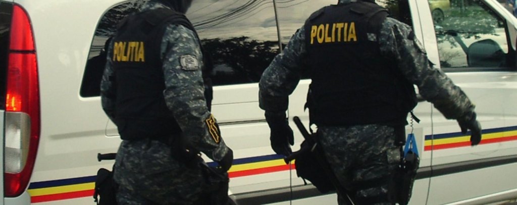 Un pistol, o macetă și zeci de mii de euro găsiți în perchezițiile din dosarul de proxenetism și camătă de la Cluj