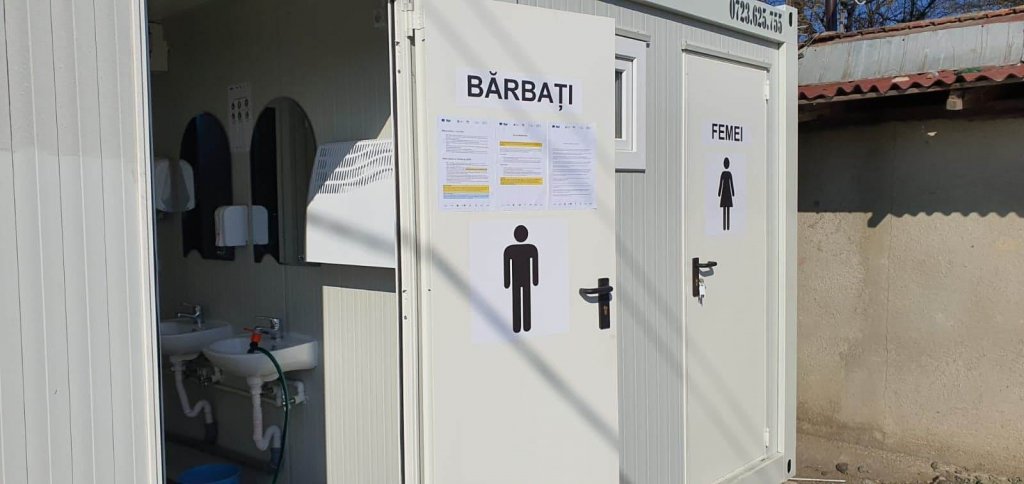 La Pata Rât s-au instalat băi mobile. Cine le folosește