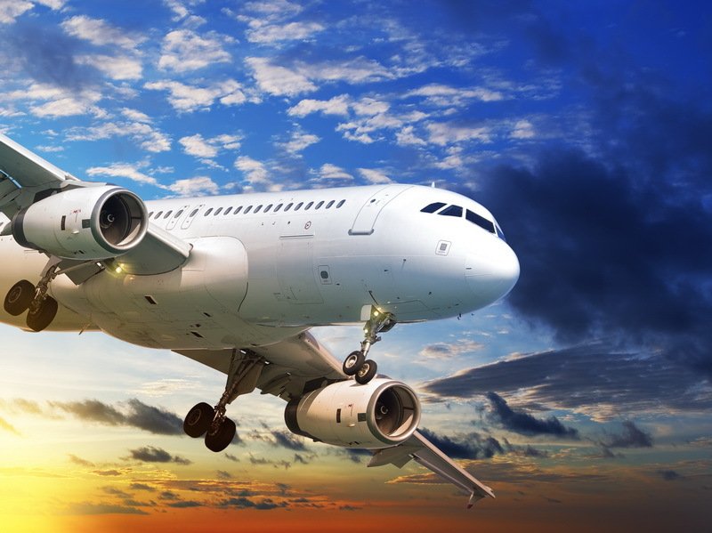 Distanţarea socială în timpul călătoriilor cu avionul ar creşte tarifele cu aproape 50%