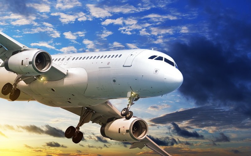 Distanţarea socială în timpul călătoriilor cu avionul ar creşte tarifele cu aproape 50%