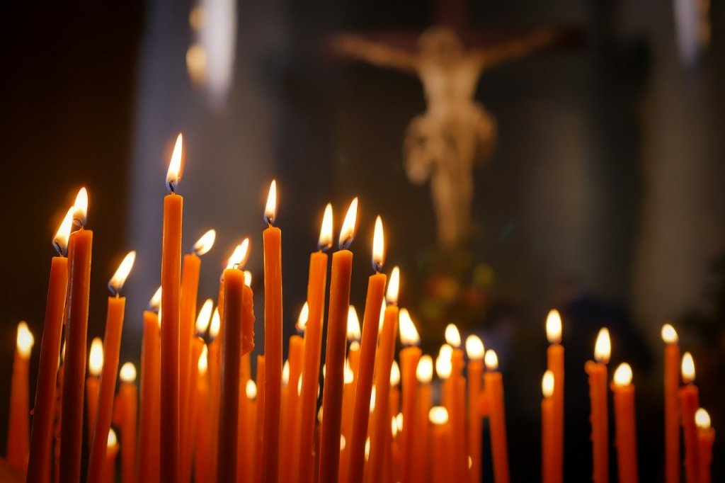 Se deschid bisericile: "Se va evita atingerea sau sărutarea obiectelor sacre de cult"