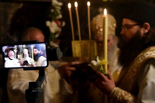 Opt episcopi ai Bisericii Ortodoxe Sârbe, arestaţi în timpul unei slujbe. Mii de oameni au participat la o sărbătoare religioasă