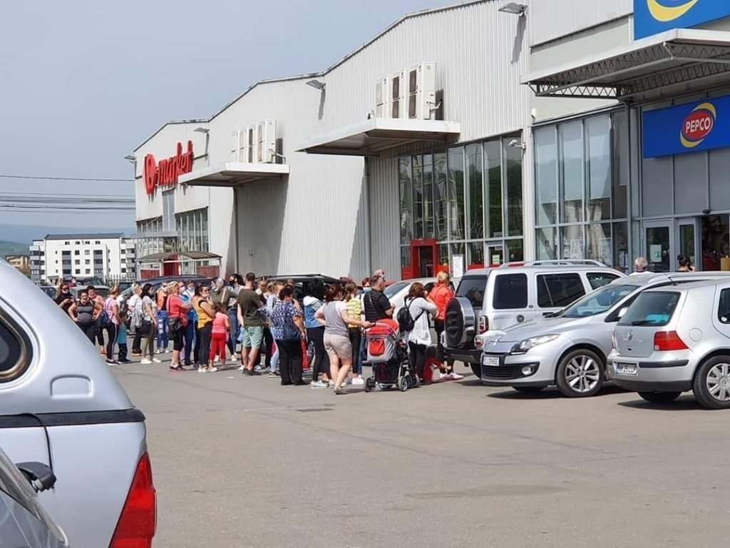 Prima zi de stare de alertă: Nebunie la Pepco Florești, cozi uriașe în afara și în interiorul magazinului, fără mască, fără distanță
