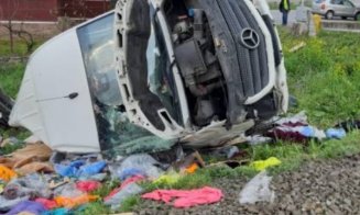 Un tren "săgeata albastră" a spulberat o autoutilitară la Bucea