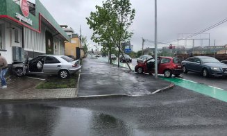 Primele "zgârieturi" pe noua Bună Ziua. Două mașini șifonate și un copac rupt