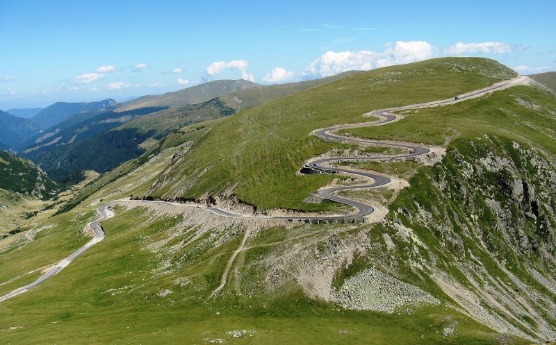 S-a redeschis circulația rutieră pe Transalpina. În ce interval este permis traficul și care sunt condițiile de acces