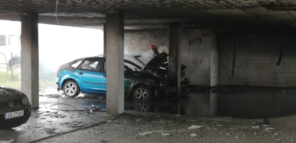 Incendiu în Sânnicoară. De la o maşină, focul s-a extins la apartamente