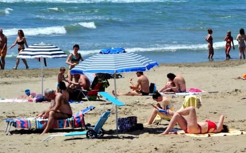 Plajele din Italia, înţesate duminică de oameni. Au furat startul înainte de a fi redeschise