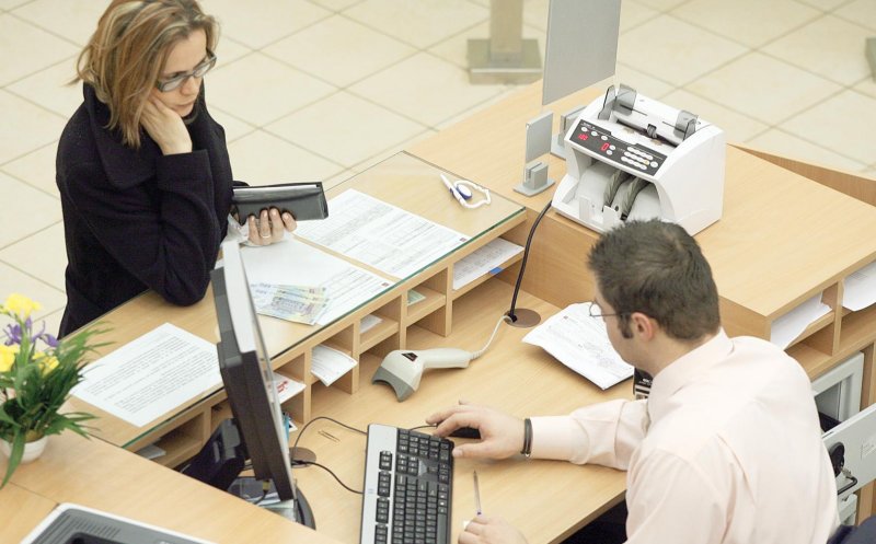 COVID. Peste o treime dintre românii care au economii/15% dintre românii care au credite au avut dificultăți