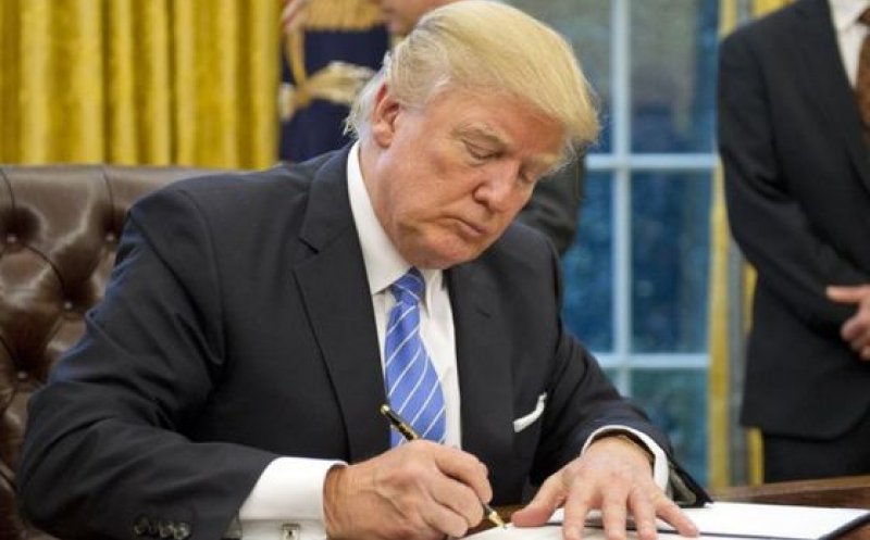 Ordin executiv semnat de Trump pentru limitarea protecţiei platformelor de socializare. Unele acţionează "părtinitor"