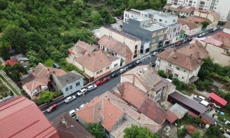Clădire de birouri inserată între case pe Traian Moșoiu. Zona e în restructurare urbană